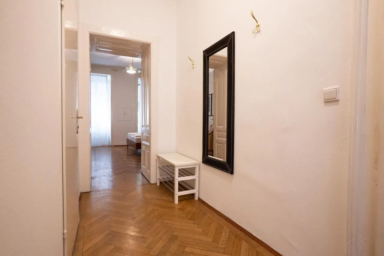 Central Spacious Apartment With A King-Size Bed Wien